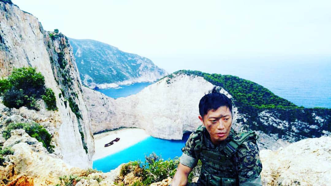 チン・グのインスタグラム：「나도..나도..!!! 나바지오 해변에서 촬영했다! 저~~~~~밑에 사람이 개미처럼 보일만큼 멀리서 촬영했지만... 나는 안부럽다..나는 안부럽다!!   #태양의후예 #진구 #서대영  #나바지오해변 #짠내폭발」