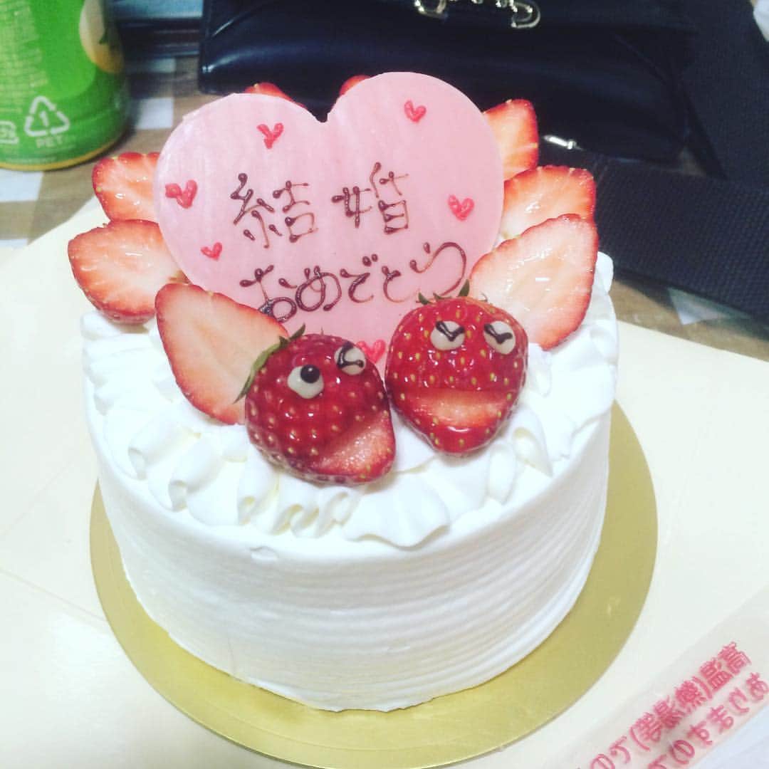 長澤青空のインスタグラム：「結婚しました！！😁😁😁 なんてことではなく… 結婚おめでとうございます！☺️ 夫婦のファーストバイトに参加させて頂きました笑 #結婚#ケーキ#ファーストバイト#クライミング#ジム#おめでとう#クライマー#今日#入籍」