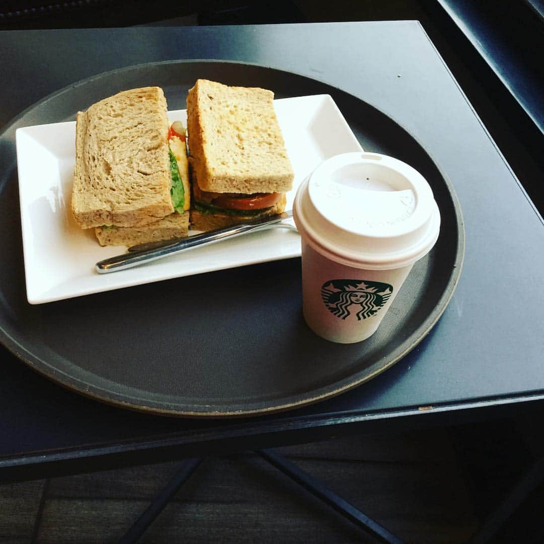 のインスタグラム：「お久しぶりです。 スターバックスさん。 やっとベトナムコーヒーから解放された。 #ベトナム #ホーチミン #スタバ #ウマイ」