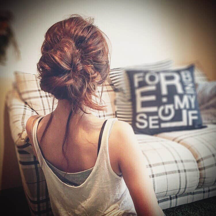 miheeさんのインスタグラム写真 - (miheeInstagram)「🍫* .  ルーズ感がたまらなく好き💁🏼💁🏼 ♡  ラフすたいる☺︎ ♩  #ヘアアレンジ #ヘアスタイル #メッシーバン #hairarrange #hair #hairstyle #ウィービング #メッシュ #ローライト #ハイライト #ルーズ感 #無造作 #団子ヘア #アンニュイ #ロングヘア #longhair #mamagirl #ママスタ春コーデ #ロカリ #locari #ママコーデ #ママスタイル #Fashion  お返事が遅くなってごめんなさい🙇🏻💓 いつもありがとうございます(⸝ᵕᴗᵕ⸝⸝)♡ ．」3月14日 21時27分 - __mihi__