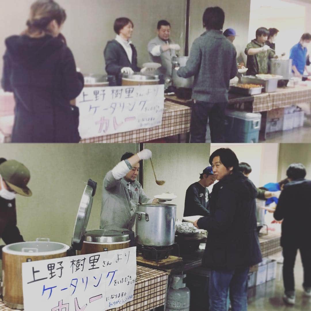日曜劇場 家族ノカタチのインスタグラム：「本日の昼食は、上野樹里さんよりカレーのケータリングを差し入れいただきました！ ありがとうございます！！ キャスト・スタッフ、カレーを食べて、夜までまだまだ頑張ります☆☆ 皆さんの昼食は何ですか？ #家族ノカタチ  #上野樹里 #カレー #下の写真は佐藤Ｐが並んでいます」