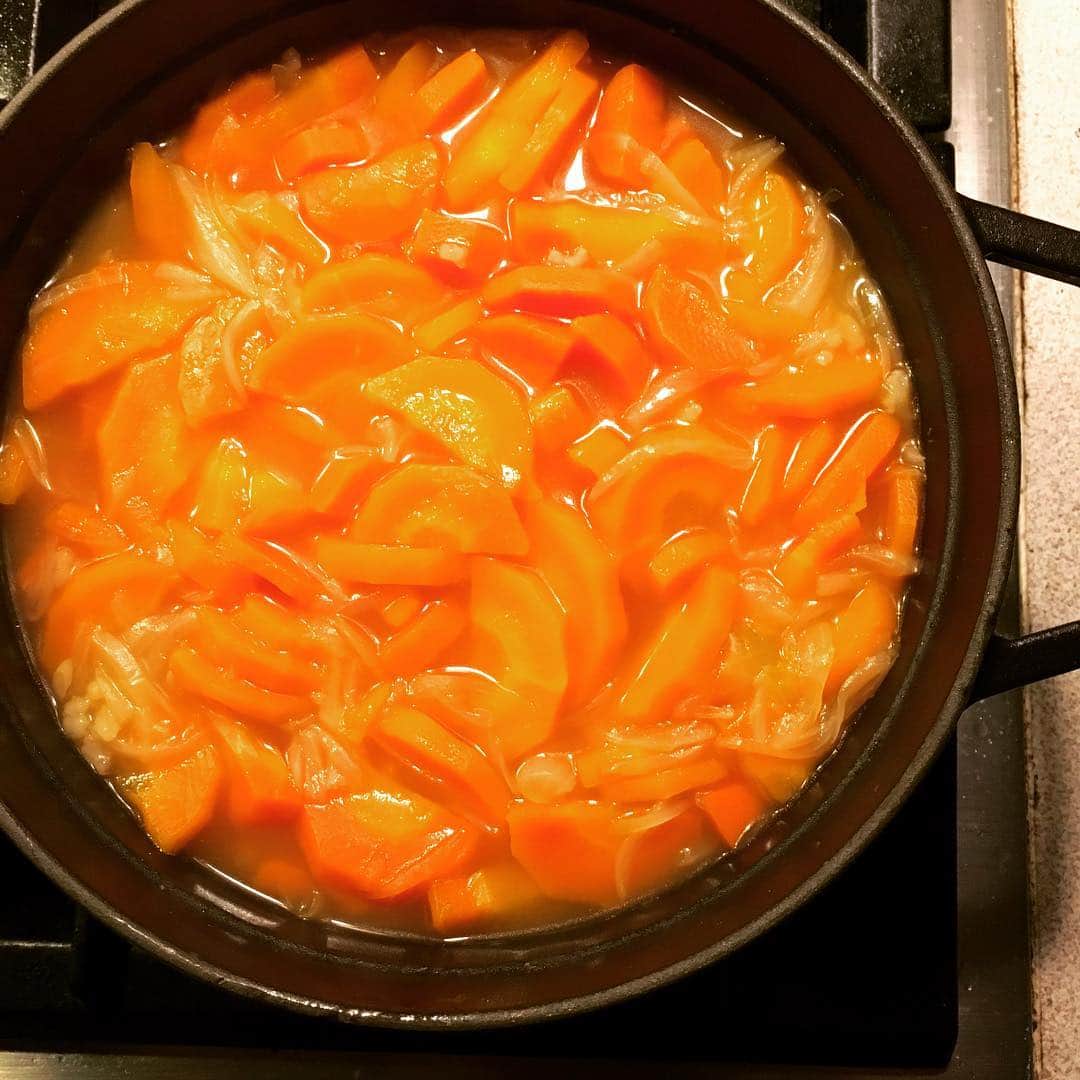 志摩有子さんのインスタグラム写真 - (志摩有子Instagram)「真夜中のスープ作り。ふっくら柔らかくなったらバーミックスで粉砕して完成。そういえば昨日NHKの番組で井川遥ちゃんがこのスープを紹介してくれたらしい。残念ながら私は見そびれてしまったけれど。 #にんじん #にんじんスープ #ポタージュ #staub #差し入れ #明日は撮影 #遥ちゃんありがとう #スープストックアリコ」2月21日 1時21分 - ariko418