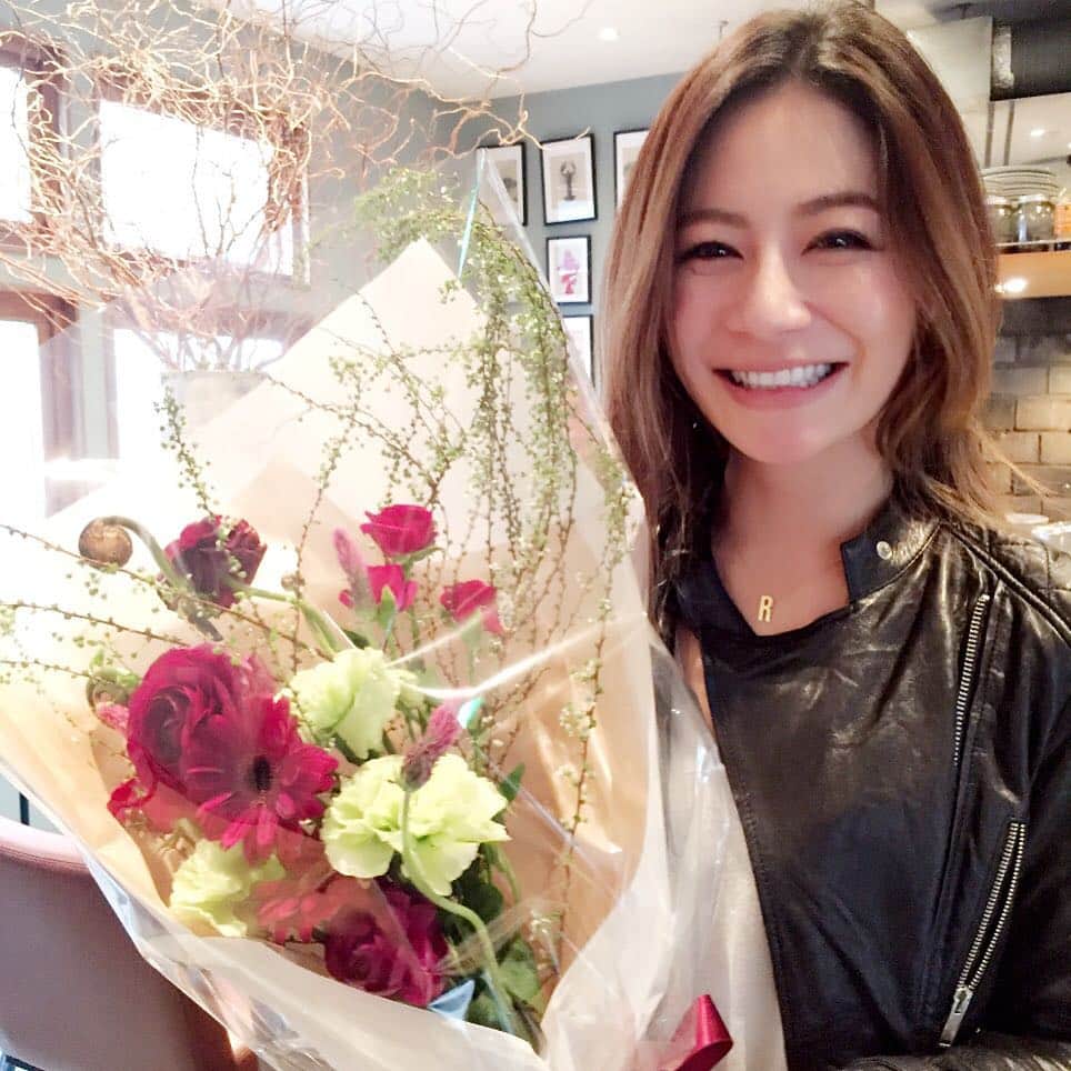 のインスタグラム：「この人をお祝いするために東京やって来たよーっ😋🎉おめでとおめでとおめでとーうっ💓 #宮崎麗香 #おめでとう #変わらない私たち #昔話に花が咲く🌸 #花と言えば #れいかね #鼻に500円玉が入るんだよ」