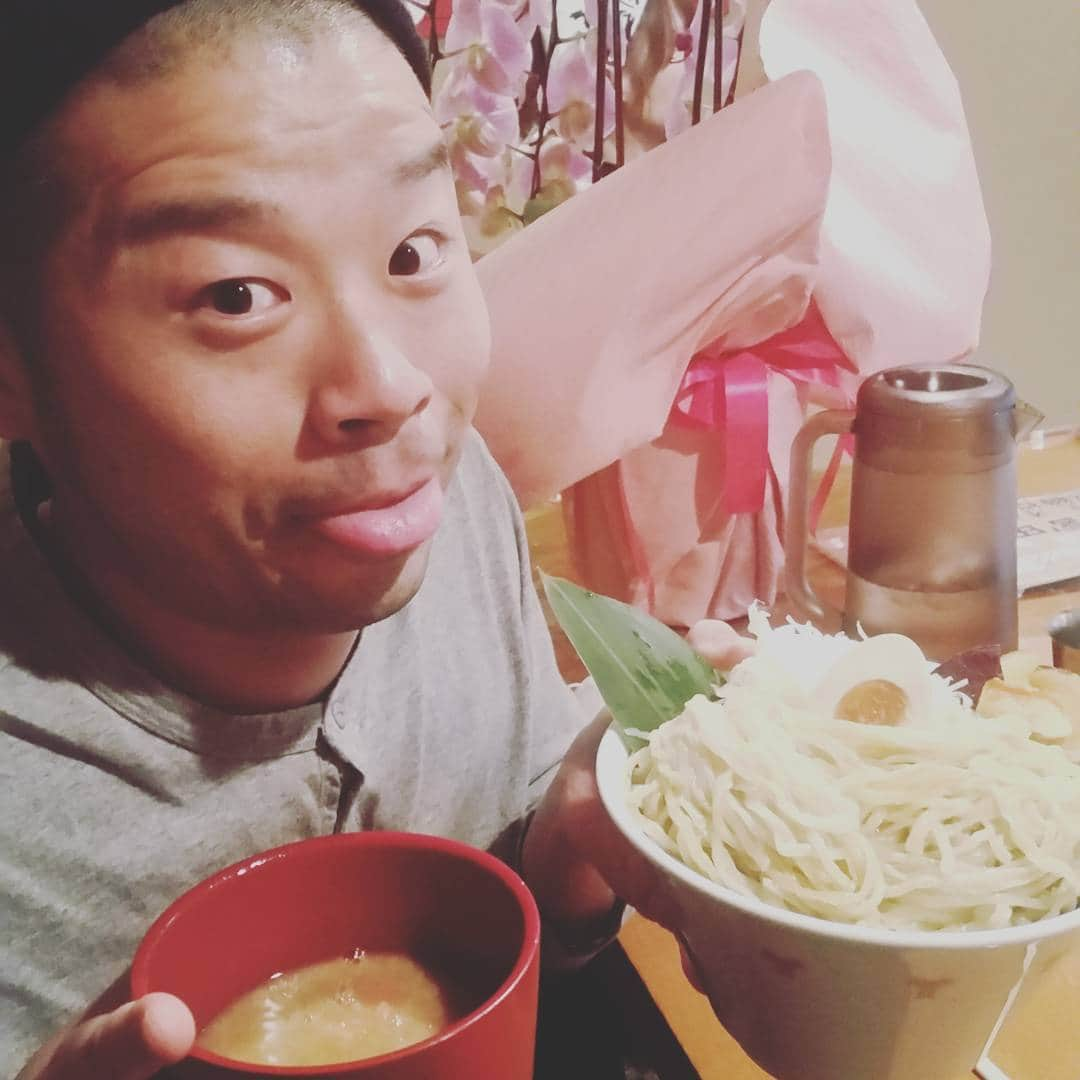 山名文和さんのインスタグラム写真 - (山名文和Instagram)「帰ってきた　宮田麺児 銀しゃり鰻さんと行ってきました。 激うまです。 鰻さんの写真は撮ったはずが確認したら、ありませんでした。 山名一本で行かせてもらいます。  #宮田麺児 #激ウマ #空飛ぶ小麦 #ほんまに行くべき #すごすぎます #東心斎橋 #南小学校の近く #猫」2月21日 20時24分 - fumikazu_yamana