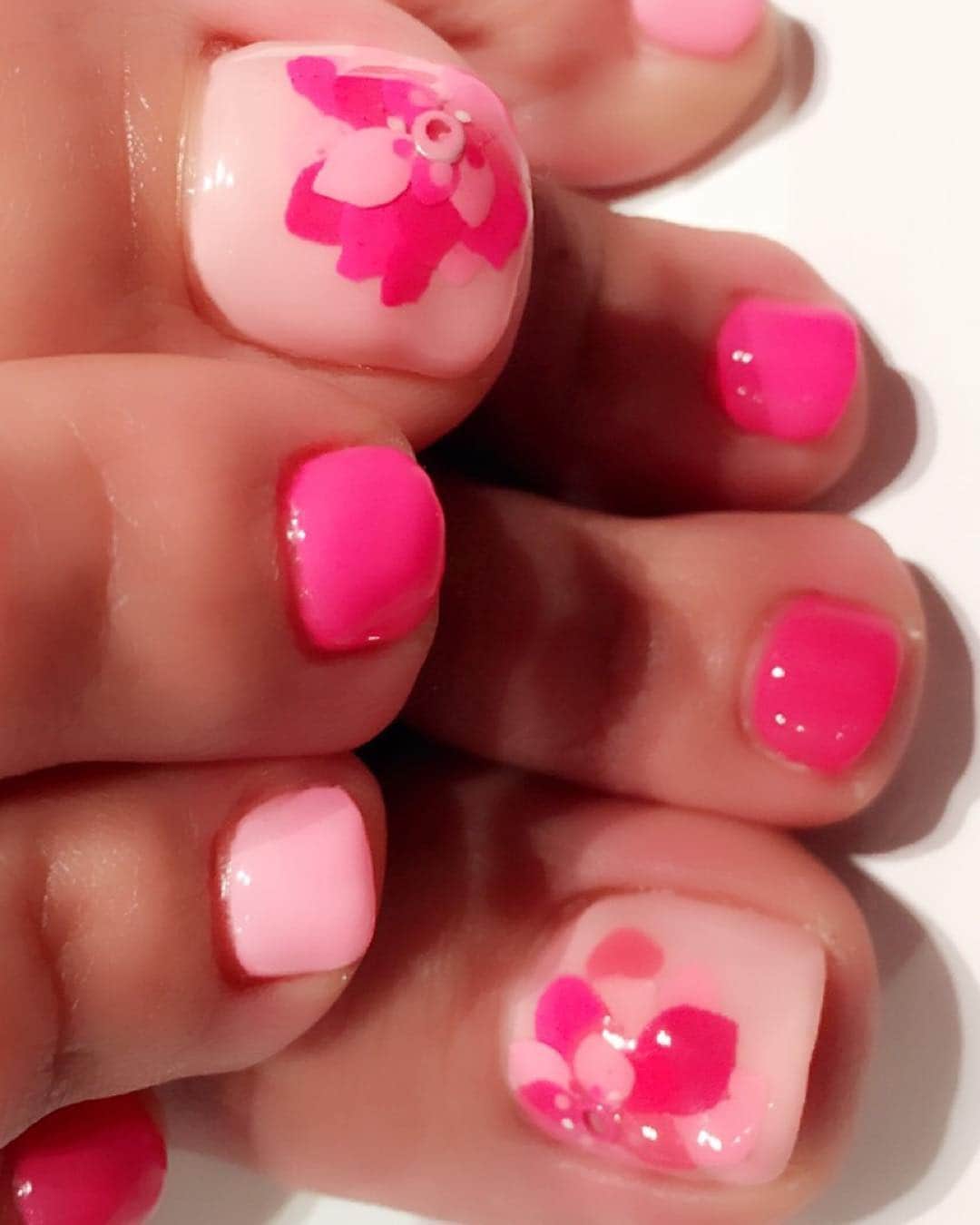 小林未来さんのインスタグラム写真 - (小林未来Instagram)「春ネイル♡  #favorite #nail #nailart #pedicure #pinknails #flowernails #春ネイル #ペディキュア」2月21日 19時03分 - mirai.kobayashi