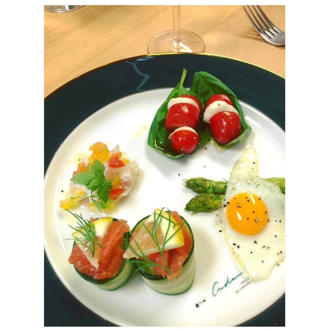 のインスタグラム：「今日のキッチンたつみ😋 🍋前菜盛り合わせ 🍴鯛のカルパッチョ 🍴スモークサーモンとマッシュポテトの胡瓜ロール 🍴ミニアスパラとプライドエッグ 🍴トマトとモツァレラチーズとバジルのスティック  #キッチンたつみ #キッチン #料理 #前菜 #antipasto  #kitchen  #cooking  #tomato  #cheese  #carpaccio」