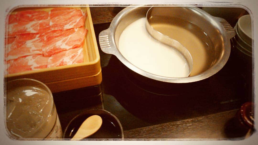 星野ナミのインスタグラム：「しゃぶしゃぶでコラーゲン摂ったから明日はお肌ツルツルだ🍲💕美味しかった～😋💕 #シャブシャブ  #ダイスキ #シアワセ  #マンプク #🍲」