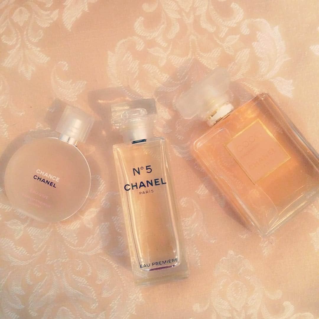奈々子のインスタグラム：「左から…  昼用、夜用、寝る用。❤︎ #chancechanel #ヘアミスト #chanelno5 #オープルミエール #cocomademoiselle #寝香水」