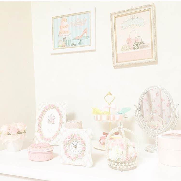 Candypot のインスタグラム：「* regram▷（（ @__pinkblossom ） * もうすぐ3月ですね🌸 少し時間に余裕ができる春休みには お部屋の掃除なんていかがですか？💭💞 * 年末の大掃除から約3ヶ月もたってしまい 綺麗なお部屋を保つのは難しいもの👏🏻😗 * 春の暖かさを噛み締めながら お部屋の模様替えをするのも 気分転換になって◎😊🎀 * #regram #repost #CandyPot #キャンディポット #お部屋 #マイルーム #チェスト #インテリア #鏡 #キャンドル #お花 #薔薇 #ローズ #ジルスチュアート #ピンク #可愛い #room #myroom #chest #candle #mirror #ribbon #flower #rose #jillstuart #pink #cute」