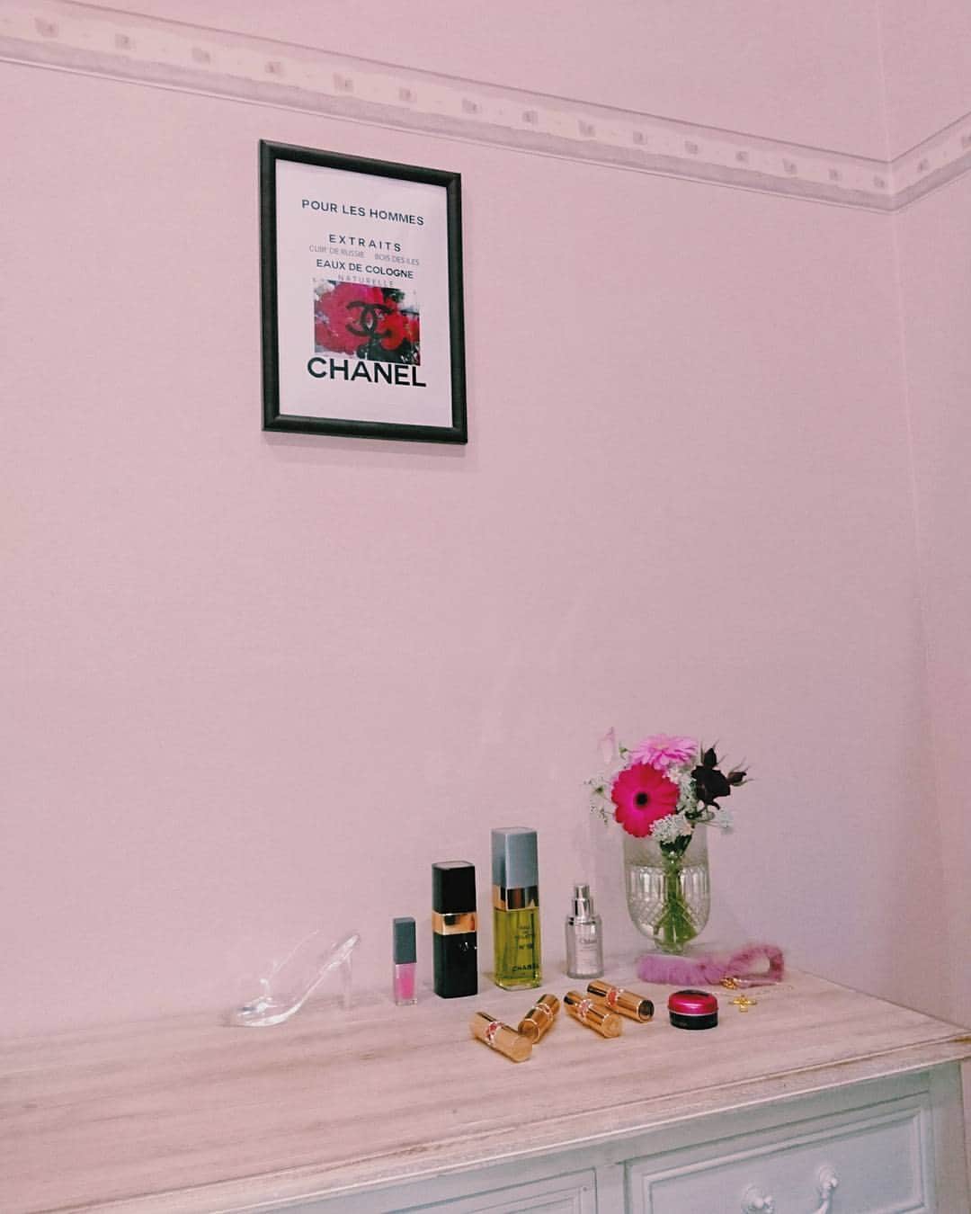 平木愛美のインスタグラム：「goodmorning♡  昨日頂いたお花を飾って、 happy🌹💓 #愛美部屋 #happy #pink #my #room #love #シンデレラ #ガラスの靴 #chanel #ysl #chloe #rmk #victoriassecret #flower #rose #写真撮ったのは昨夜だけど」