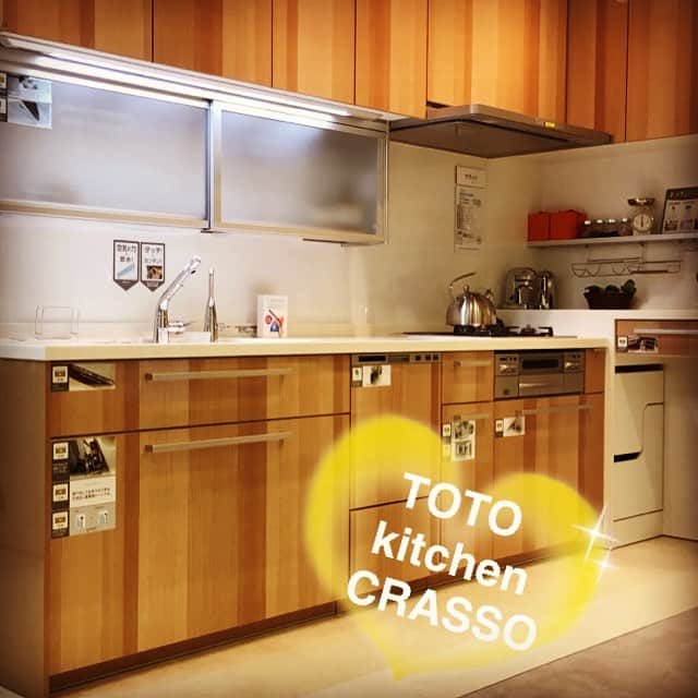 株式会社 颯美建設のインスタグラム：「#TOTO #キッチン #クラッソ #食洗機 #あります 😍  #料理上手になりたい #kitchen #crasso #レンジフード #掃除しやすい #TOTO草津ショールーム #カタログ掲載 #浄水器 #あります #オシャレ」