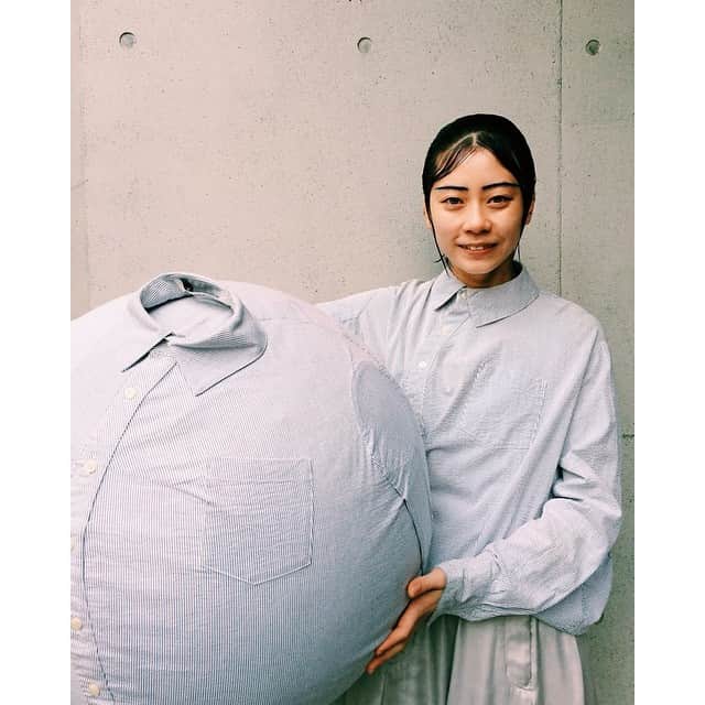 装苑さんのインスタグラム写真 - (装苑Instagram)「発売中の装苑3月号は見ていただけましたか？  今月号の製図つき連載ではANREALAGEのボールシャツをご紹介しています。ANREALAGEの代表作でもあるこのアイテムは、その名の通り球体型をしたシャツ。どのようにしてこのシャツのパターンが生まれたか、デザイナーの森永さんのインタビューもあるので、ぜひ誌面をご覧ください。ANREALAGEファンは必見です👏👏 写真は撮影後のsumireちゃんと球体型のシャツの世にもシュールなカットです…！⚾️👔⚾️👔 #装苑 #ANREALAGE #sumire」2月22日 23時51分 - soenonline