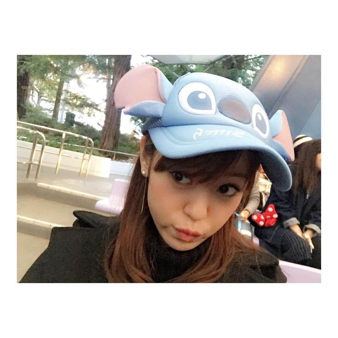 城田理加のインスタグラム：「初！スティッチエンカウンター！ 一緒に行った友達が選ばれビックリ✨ スティッチにいじられ倒されました😂💓笑 予想外の展開に嬉しさ🆙🆙 ミニ耳外してスティッチcupに🔄💛 #夢の国🐭💓 #スターツアーズ #スペシャル🆕バージョン最高 #フィンが出てきたよ #TDL#disneyland#disney#tokyo#fun#happy」