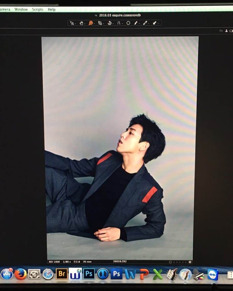イ・ヒョヌのインスタグラム：「올려다보라 높은곳을 향해. 아직 가야할 길이 너무나 길다. #에스콰이어」
