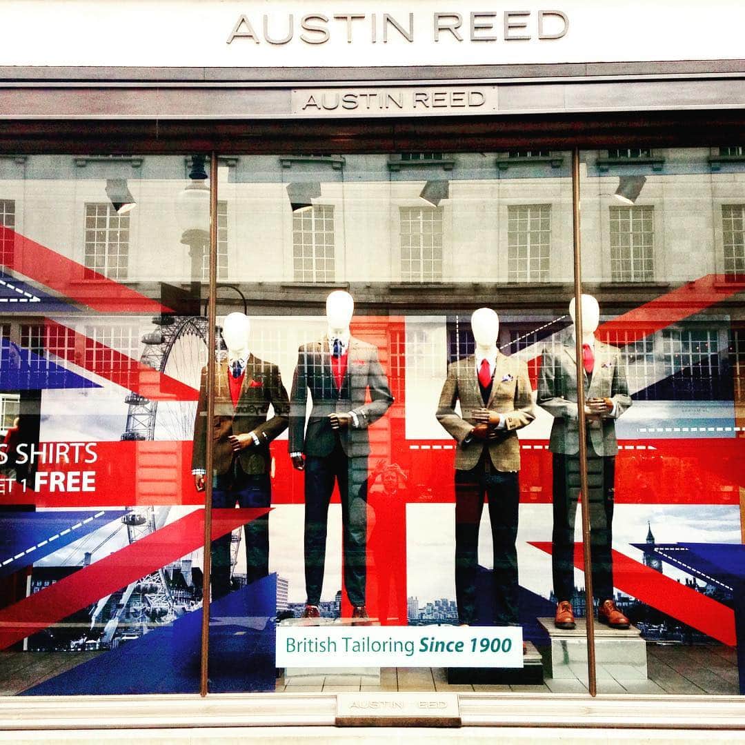 オースチンリードのインスタグラム：「New Austin Reed Windows on Regent Street highlighting our long rich history in tailoring!  #photooftheday #picoftheday #instadaily #fashion #window #london #regentstreet #british #tailoring #unionjack #sartorial #menswear #mensfashion #heritage」