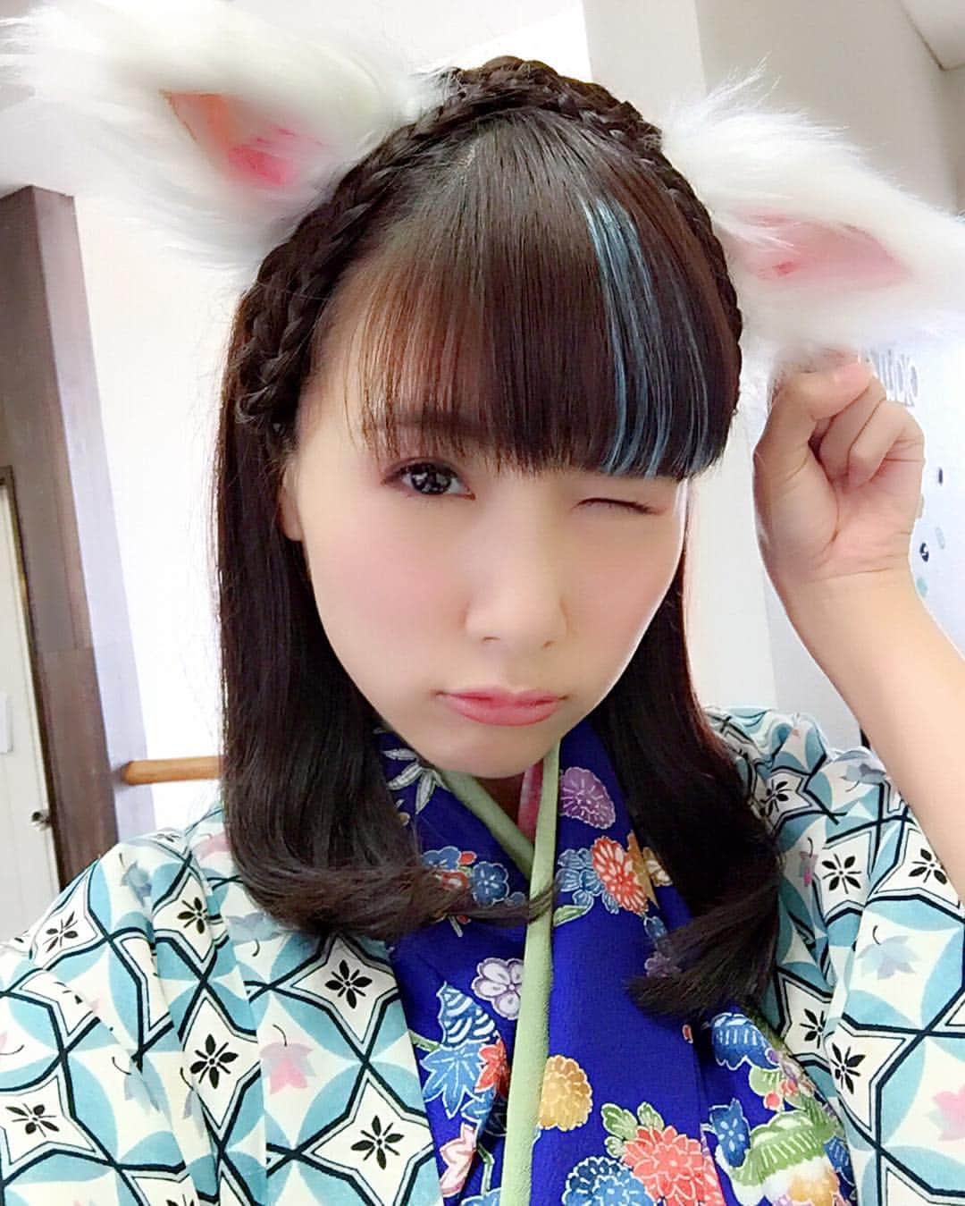 水崎綾のインスタグラム：「猫の日🐈 #再演観に行きたいな #秘蔵ショット #ウインク #にゃんにゃん」