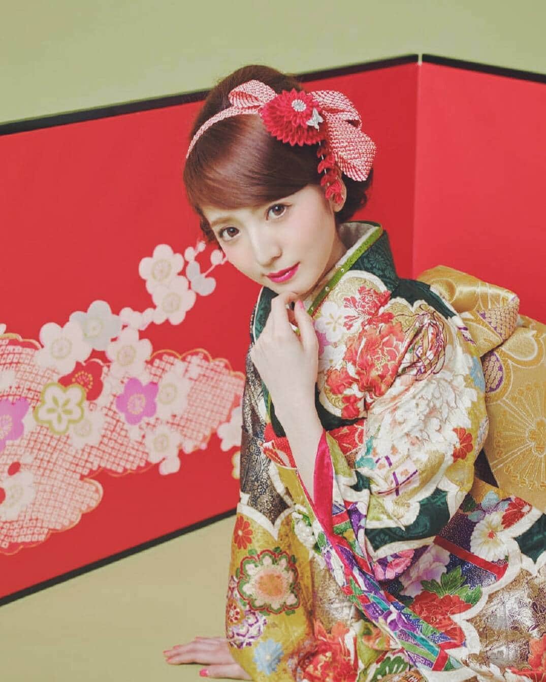 平木愛美のインスタグラム：「#fashion #kimono #furisode #japan #振袖 #和  振袖つながりで、、 去年の撮影データ♡♡」