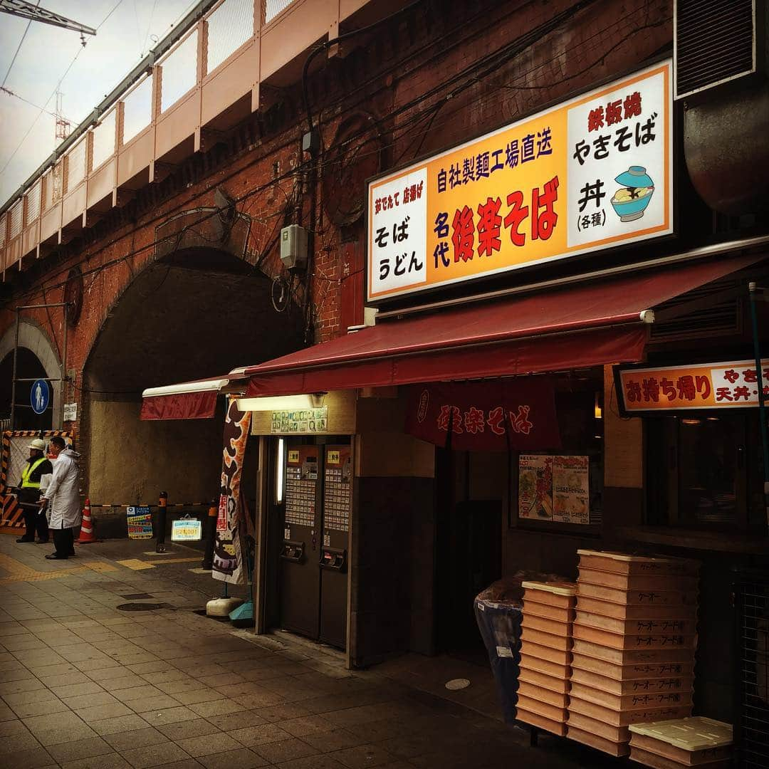 クック井上。さんのインスタグラム写真 - (クック井上。Instagram)「#有楽町駅 #後楽そば 横の #高架下  #コンタクト #アイシティ のビラ配りの 男性の発声が 独特すぎる  #やきそば も 独特な旨さ」2月23日 15時34分 - cook_inoue