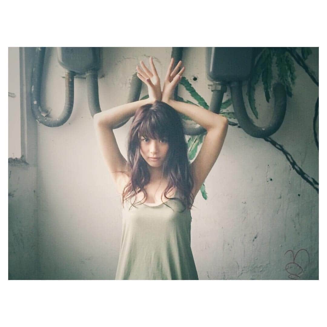 馬場ふみかさんのインスタグラム写真 - (馬場ふみかInstagram)「. 沖縄にて撮影中  パイナップルのポーズだよ」2月23日 17時25分 - fumika_baba