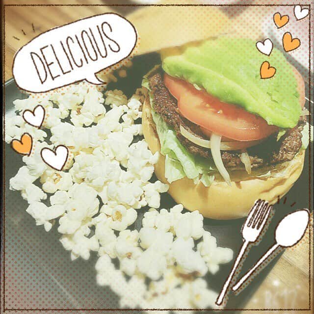 希志あいののインスタグラム：「アボカドバーガー♪ 美味しかった♪ #avocado #burger  #popcorn #yamyyy  #付け合わせが変わってる」