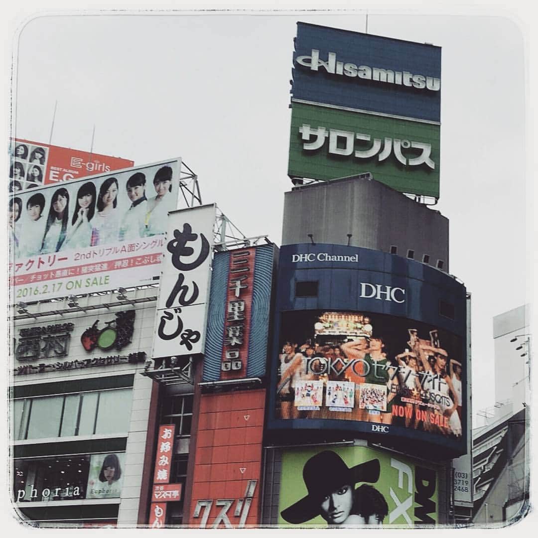 星野ナミのインスタグラム：「渋谷の街頭ビジョンに私達マスカッツが！！🎆『東京セクシーナイト』もっともっと沢山の人に聴いて貰えると嬉しいな✨✨ #tokyo  #sexy  #night」