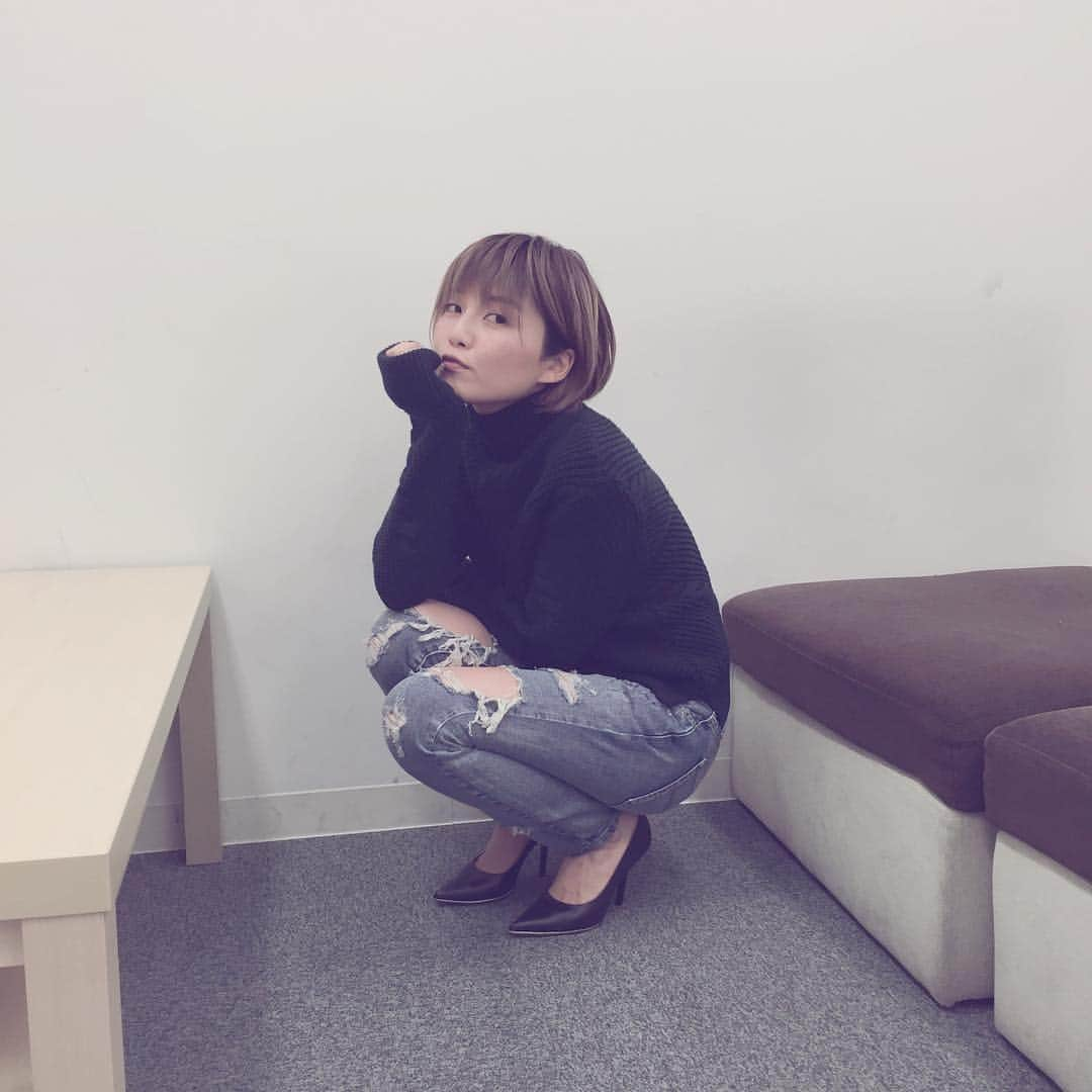 宇野実彩子さんのインスタグラム写真 - (宇野実彩子Instagram)「ソファが後ろにあるのに。ね #ootd#top#carven#denim#emoda#heels#givenchy」2月24日 22時43分 - misako_uno_aaa