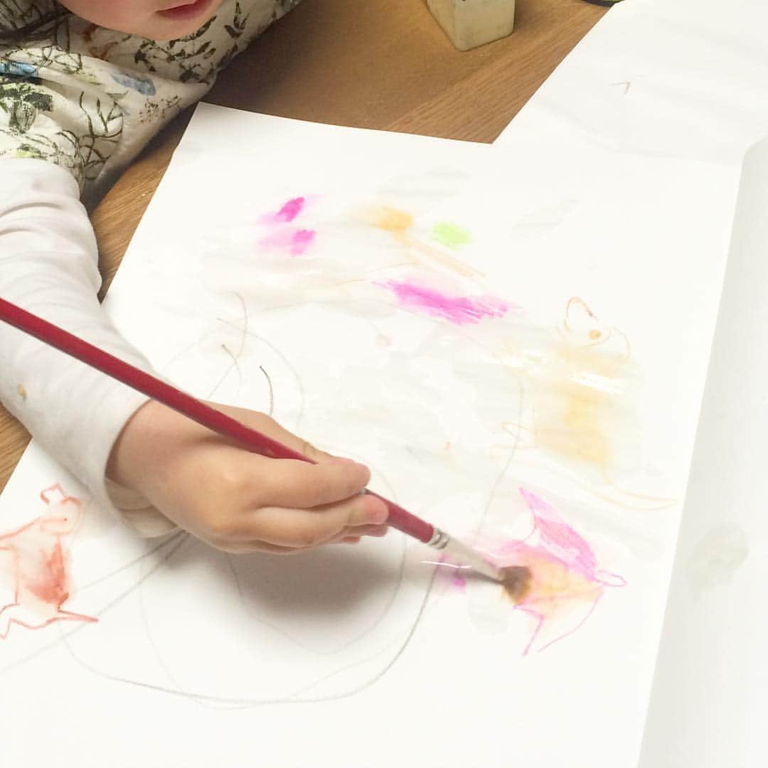筧沙奈恵さんのインスタグラム写真 - (筧沙奈恵Instagram)「美大の妹に道具を借りて、お絵描き♪なんだか贅沢！  #娘 #お絵描き #水彩 #色鉛筆」2月25日 0時17分 - sanaekakei