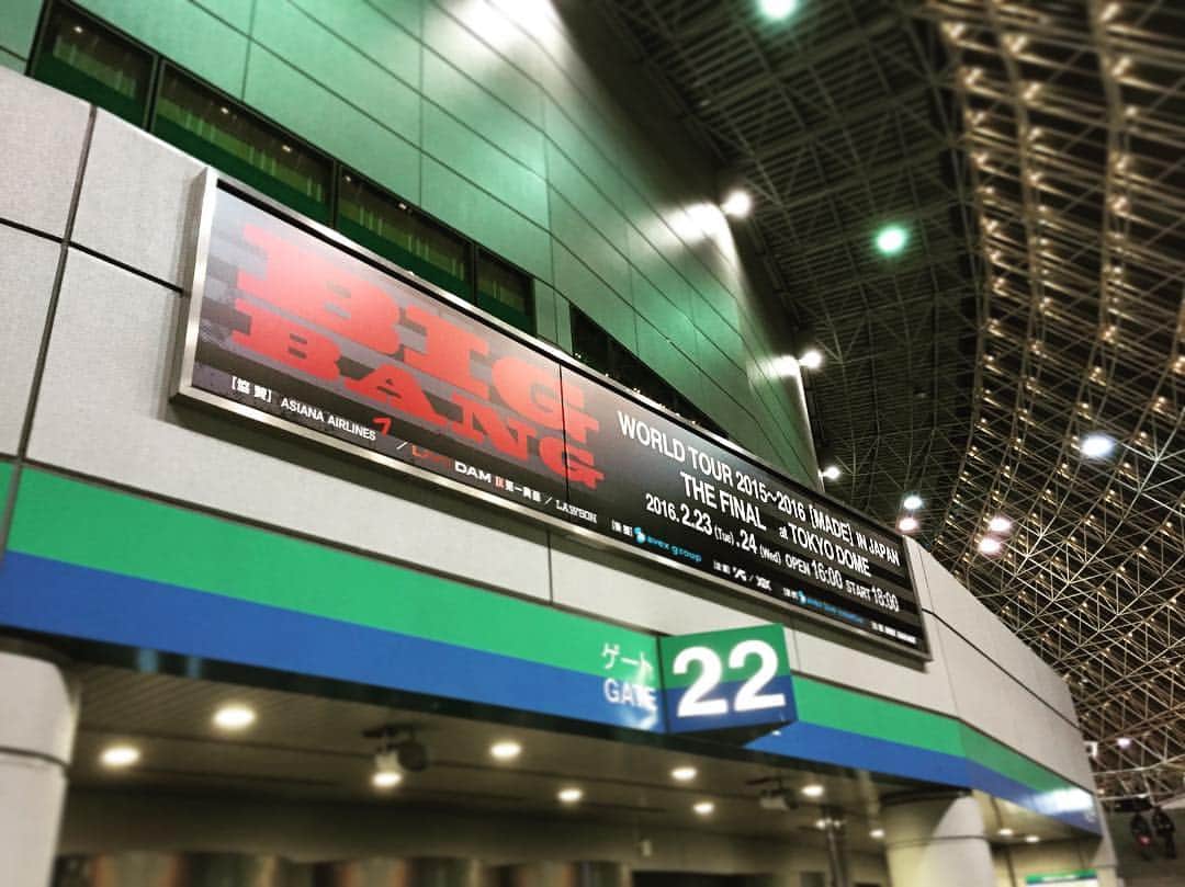 水崎綾のインスタグラム：「BIGBANG WORLD TOUR IN JAPAN最終日に参戦してきたよー♪♪ サンスポの玉井さんに今年も連れてって頂きました*\(^o^)/* 凄くいい席から観させて頂けて幸せ😊 最高に楽しかったー！！ #美味しいお肉も食べたよ #幸せでした #日本語ヘタクソ可愛い #玉井さんも元気です(^^)笑」