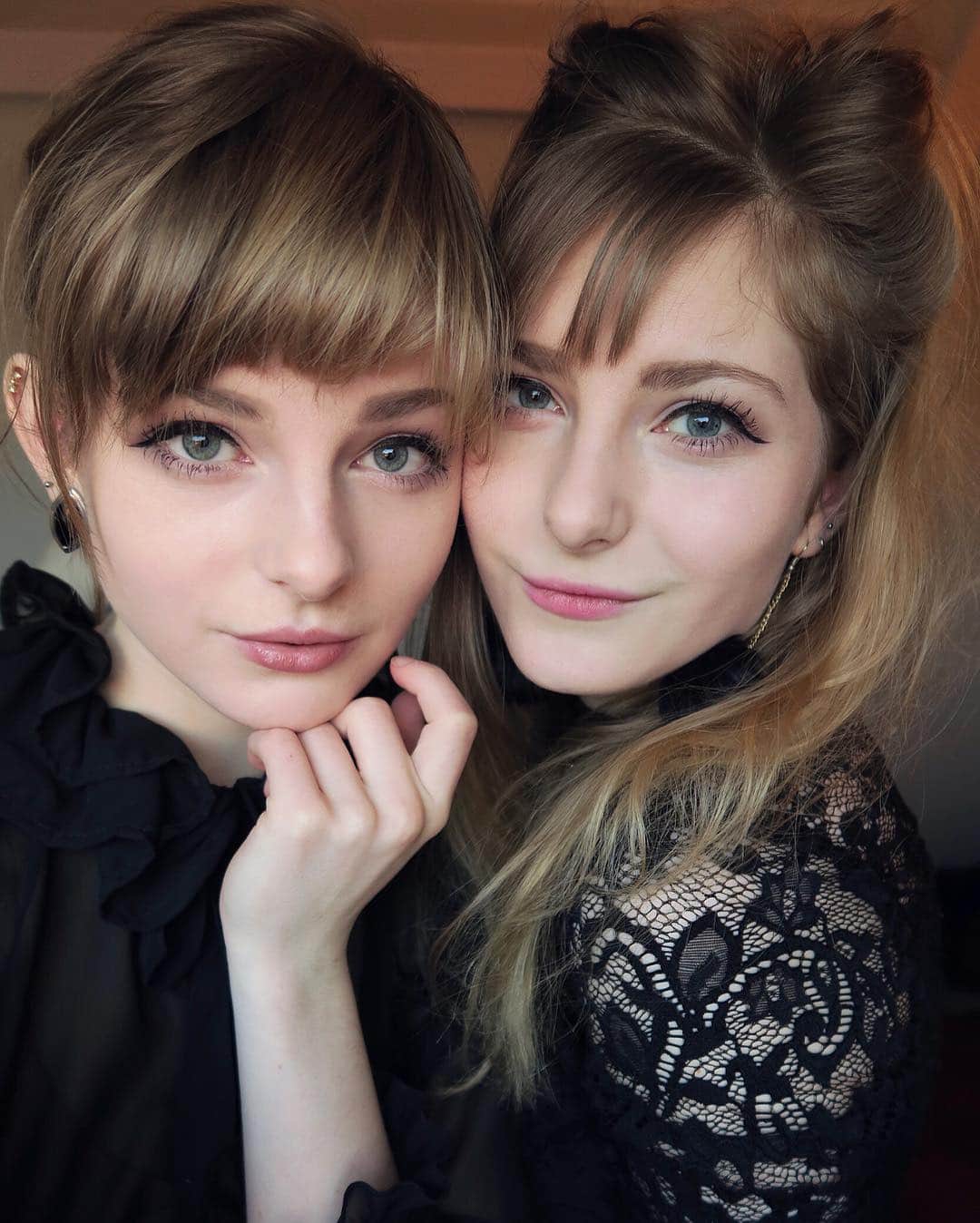 Ella Freyaのインスタグラム：「Did @faunusilva_ 's make-up 😊. What do you think, does it fit her? I think she looks really amazing. ❤️❤️ #twins  #sisters #makeup #dutch」