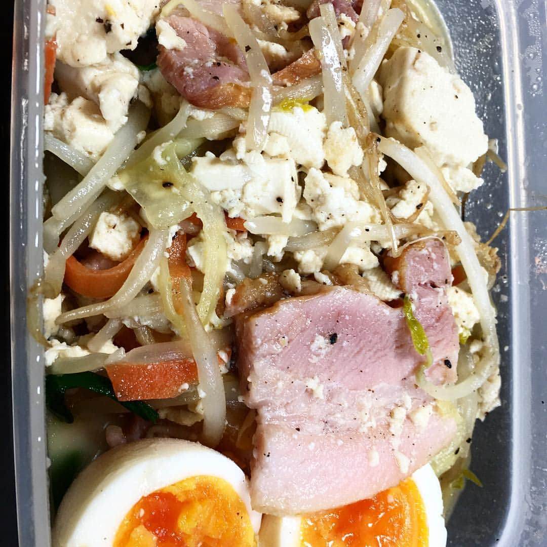 鈴華ゆう子のインスタグラム：「今日も、リハーサル。 今日のおかずは、冷蔵庫の余り物で、ゴーヤチャンプル風だけど、ゴーヤ入ってない系で。 (´･Д･)」」
