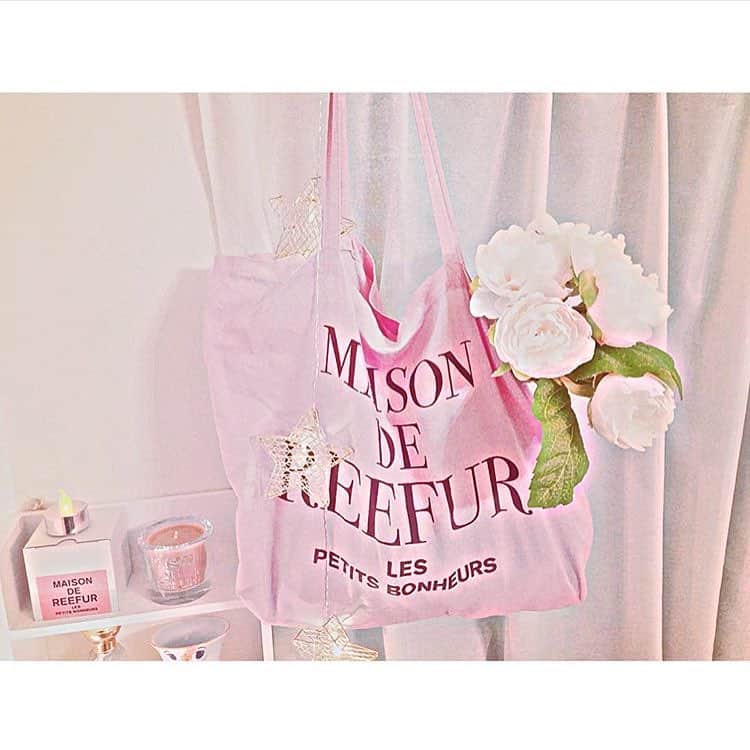 Candypot のインスタグラム：「* regram▷（（ @ayana_314 ） * みなさんは荷物が多い時 どのようなサブバッグをもって出かけますか？💭❓ * 大容量で使いやすいサブバッグをお探しなら Maison de Reefurのものがオススメ💓😉 * なんとこのバッグMaison de Reefurでお買い物すると貰えるショッパーなんです！🙊💞 Maison de Reefurへ行きたくなりますね👏🏻🎀 * #regram #repost #CandyPot #キャンディポット #メゾンドリーファ #梨花 #リーファ #サブバッグ #ショッパー #ピンク #お花 #キャンドル #マイルーム #星 #私の部屋 #可愛い #MaisonDeReefur #Reefur #bag #shopbag #flower #candle #myroom #star #pink #cute」