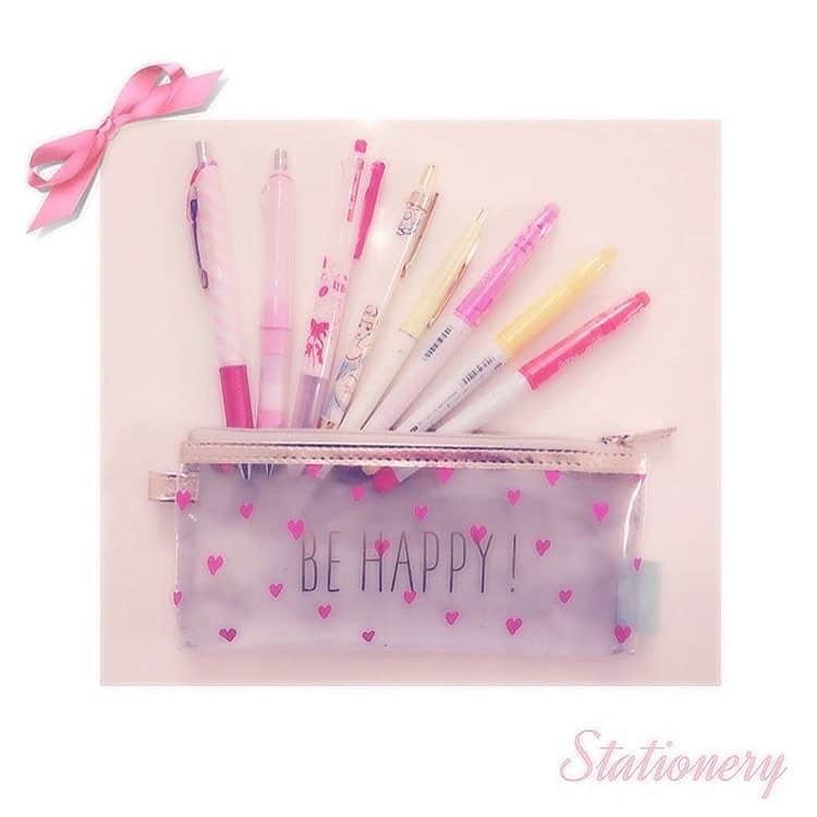 Candypot のインスタグラム：「* regram▷（（ @kazane.pink ） * みなさんは どんなペンケースを使っていますか💭❓ * お気に入りのペンたちは お気に入りのペンケースに収納したいですよね✒️😉 * Plazaには可愛くて実用的かステーショナリーが多く揃っているので お気に入りが見つかるかも👸🏼🎀 * #regram #repost #CandyPot #キャンディポット #ステーショナリー #ペン #ペンケース #シャーペン #ボールペン #カラーペン #シンデレラ #ハート #リボン #デスク #プラザ #ピンク #可愛い #stationery #pen #pencase #colorpen #Cindellera #heart #ribbon #desk #Plaza #BeHappy #pink #cute」