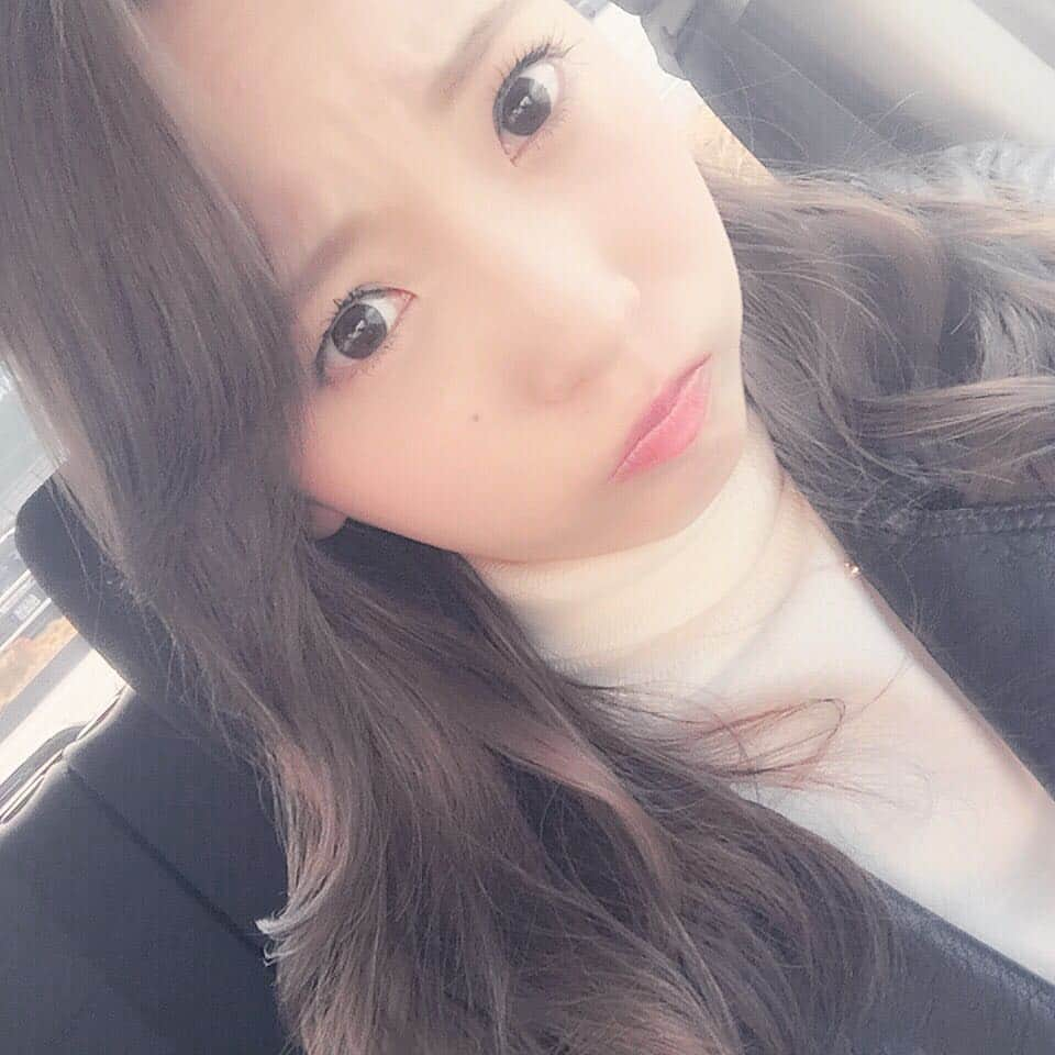 井口栞里のインスタグラム：「髪の毛10センチくらい切ってカラーした💇 前髪伸ばしてるなう❤️ #Landmarc#吉田さん#お気に入りの色」