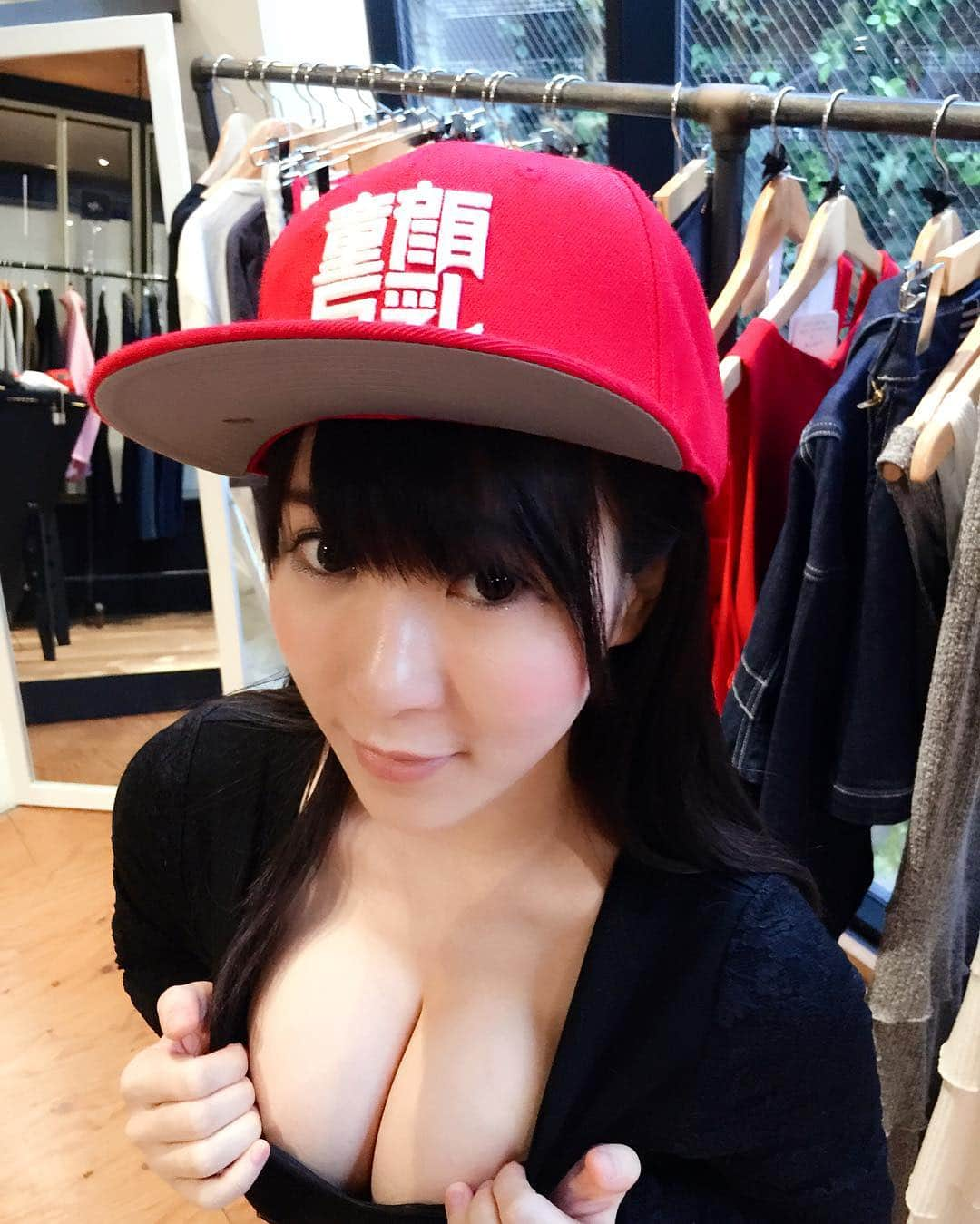 米原康正さんのインスタグラム写真 - (米原康正Instagram)「amemiya luna with my cap(童顔巨乳 means babyface and bigtits) #6lvd #yone #童顔巨乳」2月26日 15時38分 - yone69harajuku