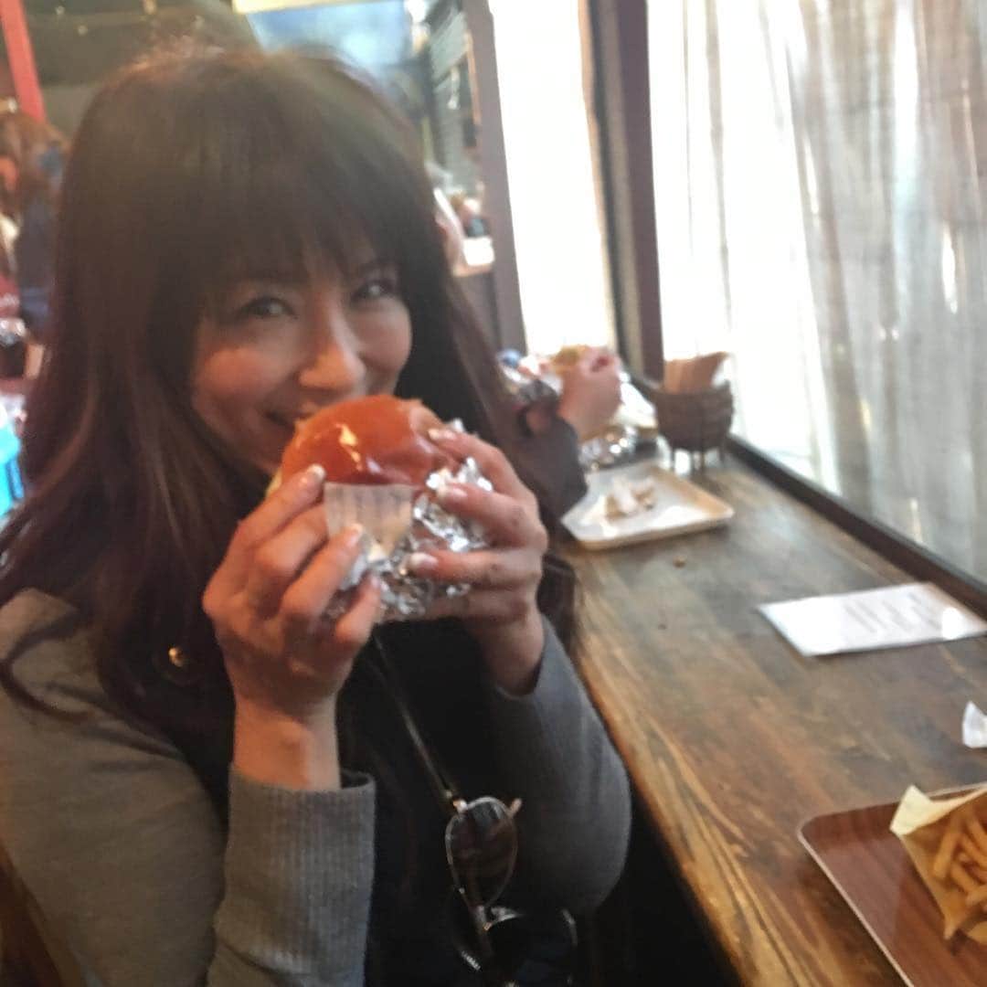 山田佳子さんのインスタグラム写真 - (山田佳子Instagram)「ガブッ‼︎ 👍 #burger #おいしい」2月27日 15時59分 - yoshiko117