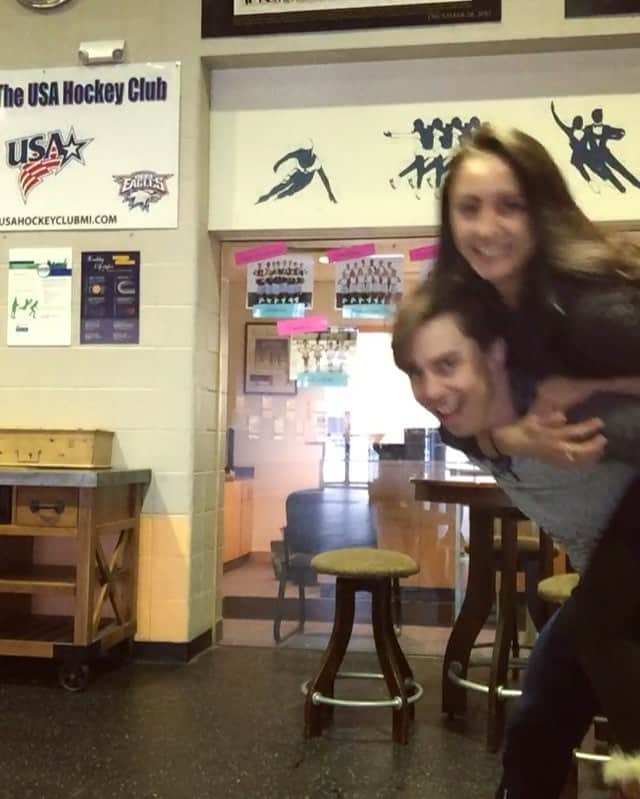 アナスタシア・オルソンのインスタグラム：「If this isn’t us in a nutshell... @mattbmer」