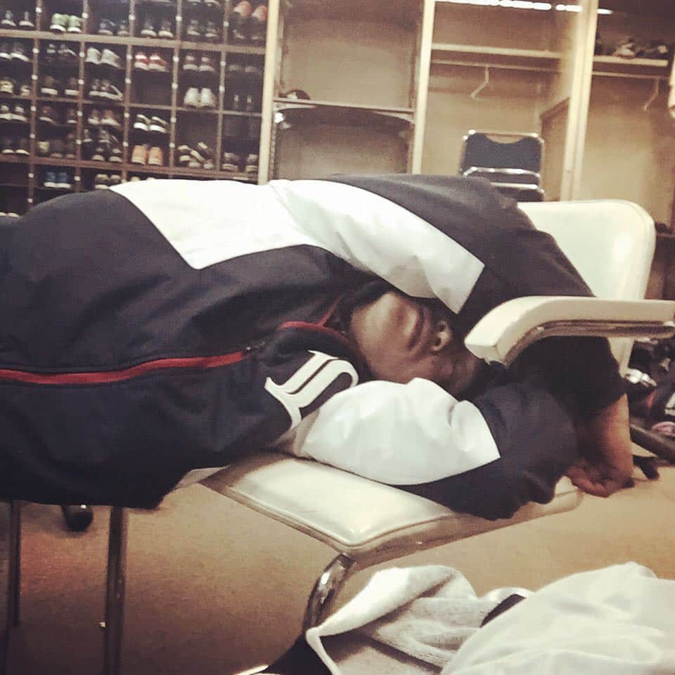 のインスタグラム：「仕事で疲れ果てて、倒れてる所のワンショット！ マツケンこと松下建太さん😁 いつもチームの為に、お疲れ様です！  #松下建太 #疲れた顔 #睡魔」