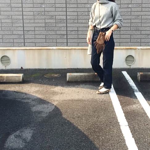 teeemu017のインスタグラム：「#today's#coordinate  春感無しですがアウターなしで出掛けられるのはうれしい。  #ootd#outfit#fashion#code#ファッション#コーデ#コーディネート#シンプル#ママコーデ#ママファッション#プチプラ#着回し#着回しコーデ#ヘビロテ#ハイウエストデニム#blackbymoussy#KONA#バレエシューズ#アリーヌ」