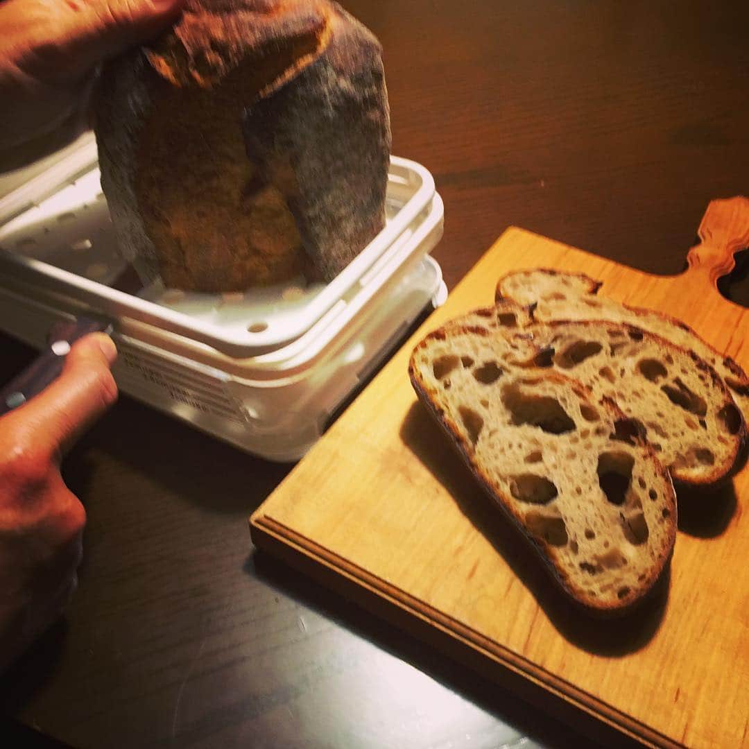 志摩有子さんのインスタグラム写真 - (志摩有子Instagram)「セントルザベーカリーで見つけたパンのスライサーがとても便利。焼きたての塊パンをいつも均等にスライスできないのが悩みだったけれど、これがあれば超簡単。厚さも選べるしもうなくてはならない存在に。 #akebono #曙産業 #ホームベーカリースライサー #斜めカットで焼きたてパンを上手にスライス #5段階に厚さを調節できる #旦那さまでも簡単 #便利 #おすすめ #ネットでも買える」2月28日 22時30分 - ariko418
