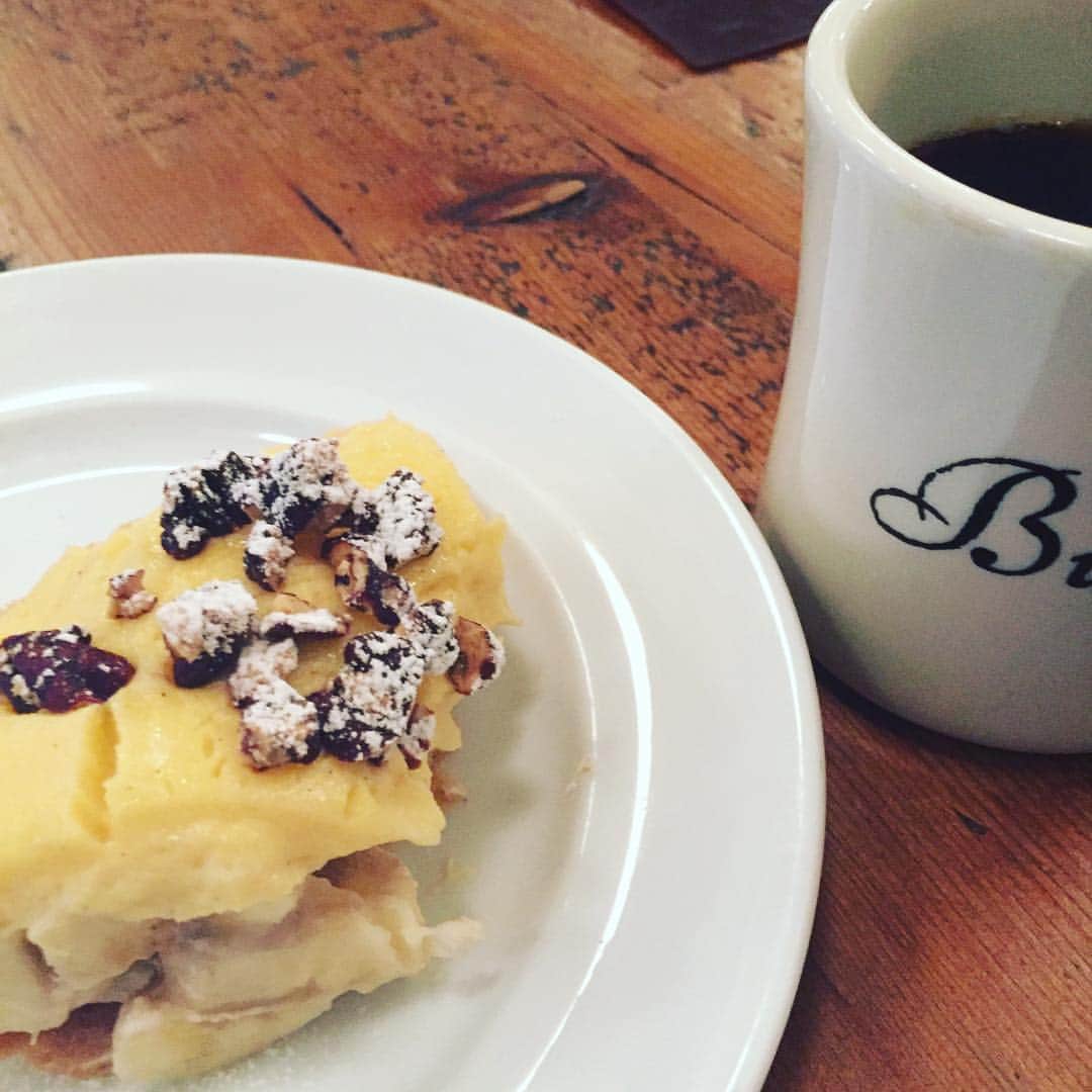 相武紗季のインスタグラム：「お仕事前に1人カフェ☕️ 🍰めーっちゃくちゃ美味しい！！そして写真撮ろうと思ってたのにうっかり食べ始めちゃった💦💦30過ぎても食い意地が、、、😅」