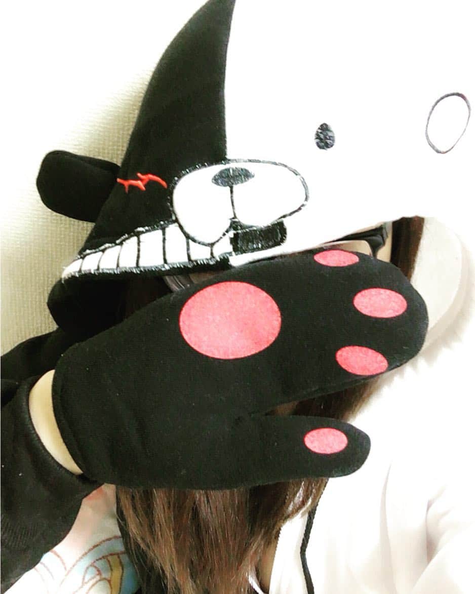 彩乃ななのインスタグラム：「#モノクマパーカー #手ぶくろまで付いてる #ダンガンロンパ #嬉しい #コンビニこれで行く #ありがとう」