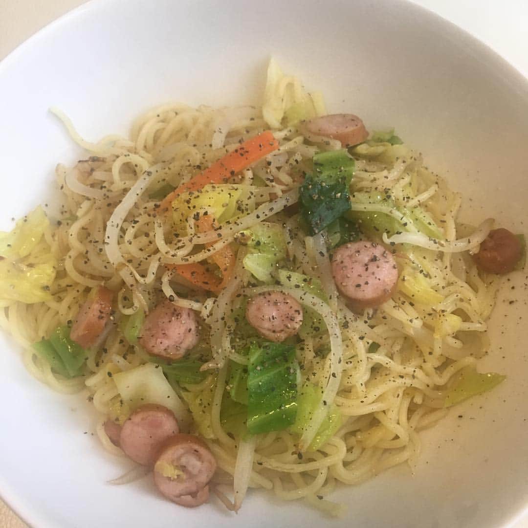 鈴華ゆう子のインスタグラム：「今日もバタバタなので、お手軽に。塩焼きそばー(゜ロ゜)」