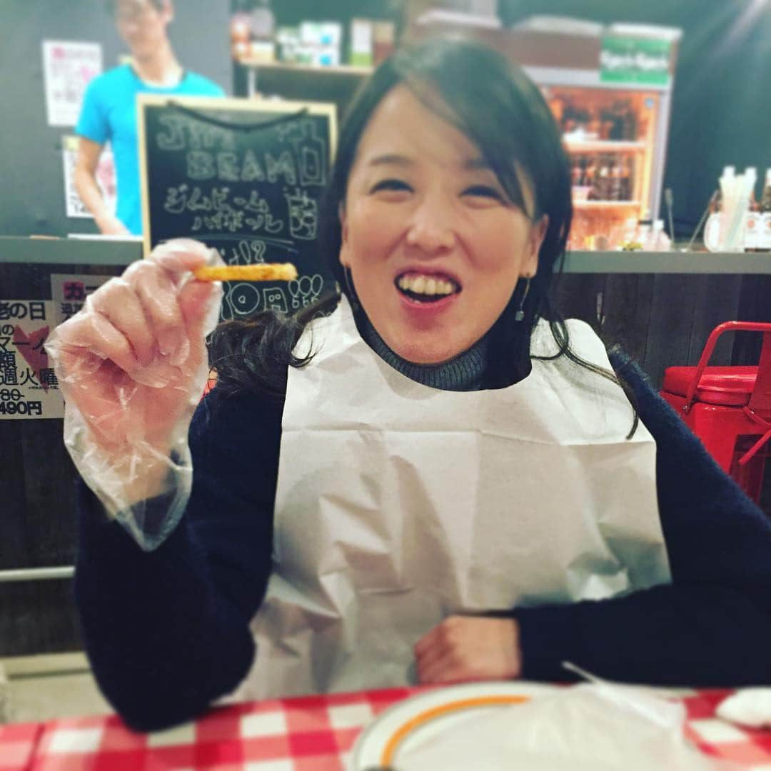 内藤聡子さんのインスタグラム写真 - (内藤聡子Instagram)「久々登場のこの方、張り切ってポテトも手袋のまま食べてます。 食べ過ぎたー💦 #若林史江」2月29日 22時47分 - naitosatoko