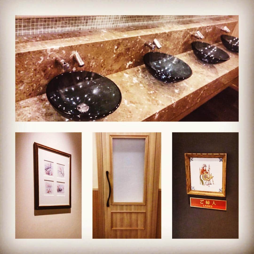 村川杏寿のインスタグラム：「#ホテルモントレグラスミア大阪 のトイレです✨✨ 扉がすてき、、！水受けもすてき！ 綺麗なトイレは居心地が良くって最高ですよね😊💕 #トイレ#toilet#綺麗#photo#写真」