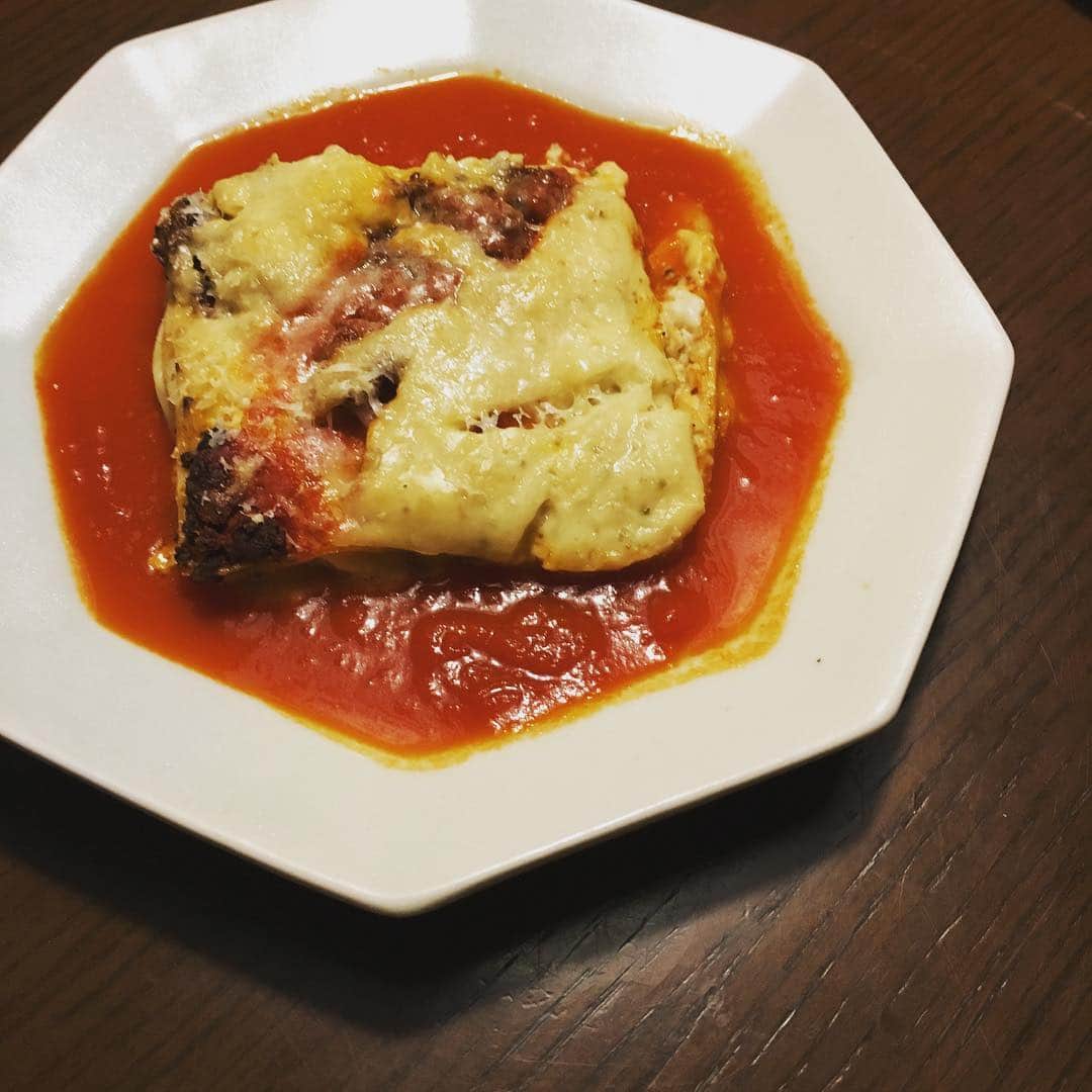 志摩有子さんのインスタグラム写真 - (志摩有子Instagram)「ヴィノヒラタでお土産にもらってきたラザニア。オーブンで温めてトマトソースを添えて食す。 #ラザニア #ヴィノヒラタ #ヴィノヒラタ #モッツァレラとパルミジャーノのダブル使い #トロトロフワフワ」2月29日 21時58分 - ariko418