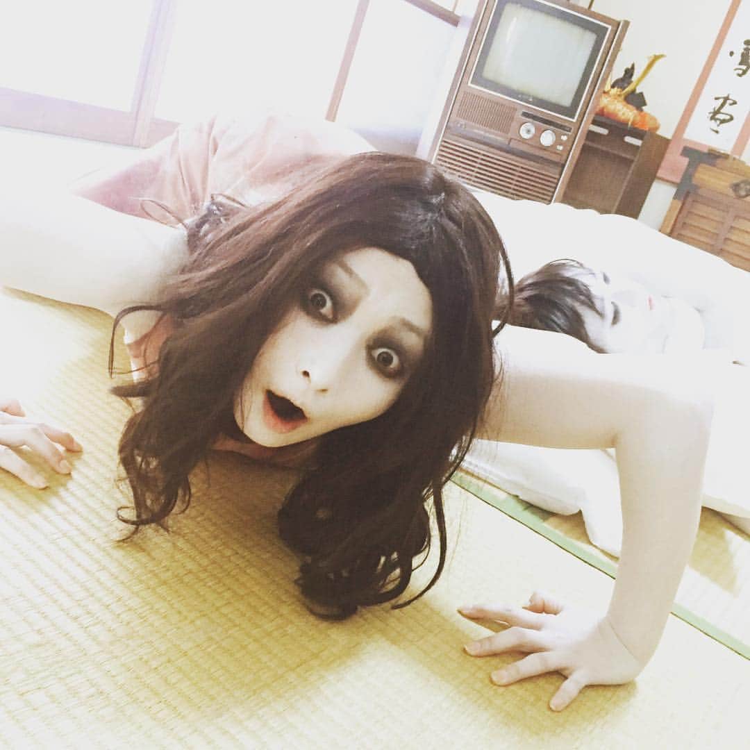 伽椰子と俊雄のほのぼの親子日記のインスタグラム：「あ゛あ゛あ゛あ゛あ゛ （おはようございます）  #3月突入　#もうすぐ春ですね #あ゛あ゛あ゛あ゛あ゛ #ニャー　#さだかや　#爽やかな朝」