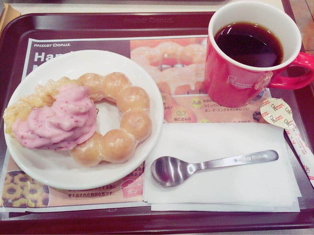 黒石衿花さんのインスタグラム写真 - (黒石衿花Instagram)「goodmorning☀︎🍓 I'm still sleepy... #misterdonut」3月1日 8時28分 - erikakka.3