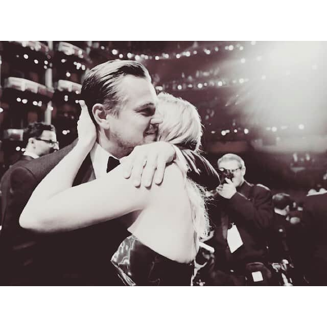 古谷有美さんのインスタグラム写真 - (古谷有美Instagram)「レオ様！ ちょうどこの週末にタイタニック観たばかり。ジャックとローズが、こうしてハグしてるところをまた見られるなんて。はぁぁ感動。  Congrats to both Leo and Kate! This pic reminds me of Jack and Rose in the film Titanic. So amazing.  #oscars#movie#therevenant #leonardodicaprio#katewinslet #titanic#ilovemovies」3月1日 2時18分 - yuumifuruya