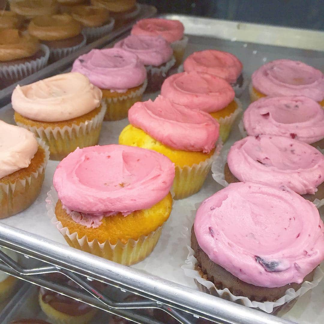 KUNIKAのインスタグラム：「💟 Butterlane Cupcakes 💟 Eastvillageにあるカップケーキ屋さん✨ NYって地区によって建物や通りの雰囲気がガラリと変わってて面白い☺️ #butterlanecupcakes #cupcakes #newyork #eastvillage #pink #sweets #nyc」