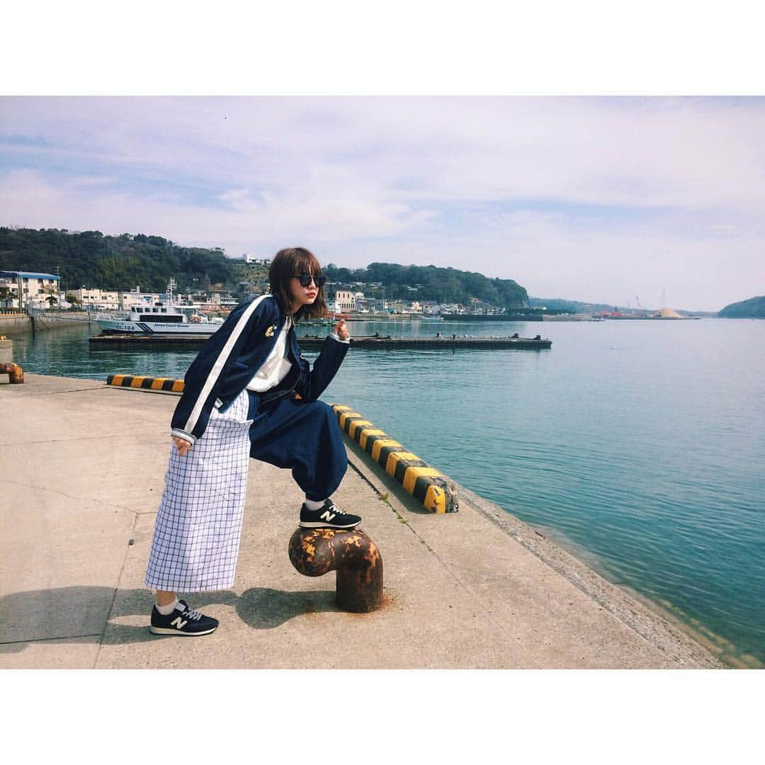 村田倫子さんのインスタグラム写真 - (村田倫子Instagram)「港に来ると絶対撮りたくなるお決まりポーズ…。しっかり決めてしました🌊🌊🌊 今日の #りんこーで も安定の青コーデです。 これからイルカウォッチングしてくるです🐬🐬🐬 #三角駅 #三角西港 #イルカウォッチング #旅部 #熊本」3月16日 11時25分 - rinco1023